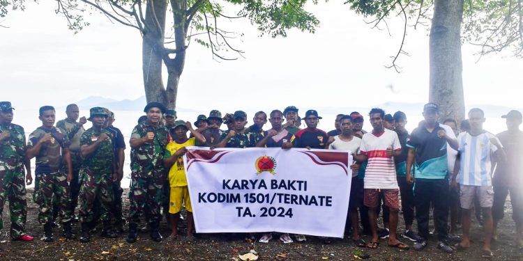 Koramil Pulau Hiri Gelar Karya Bakti di Pantai Objek Wisata Tobololo