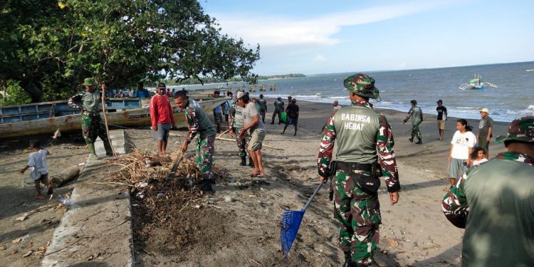 Karya Bakti Koramil 1508-03/Kao Bersama Masyarakat Bersihkan Pesisir Pantai