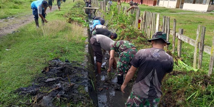 Koramil 1508-04/Malifut dan Masyarakat Cegah Banjir di Musim Penghujan