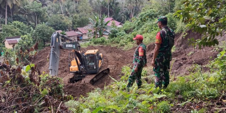 Babinsa Koramil 1508-02/Galela turunkan Alat Berat Bersihkan Longsoran Tanah