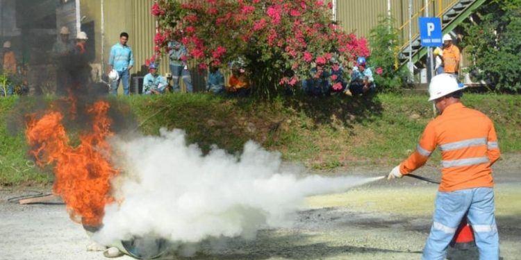 Siap dan Sigap Hadapi Potensi Bahaya Kebakaran Melalui Pelatihan Basic Fire Fighting