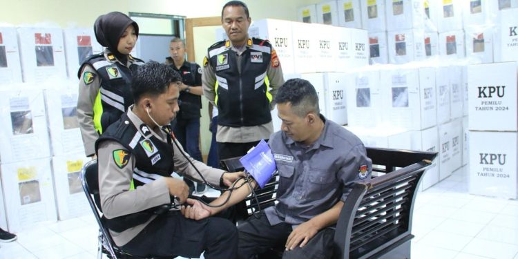 Pasca Pemungutan Suara, Polda Malut keliling berikan Bantuan Kesehatan
