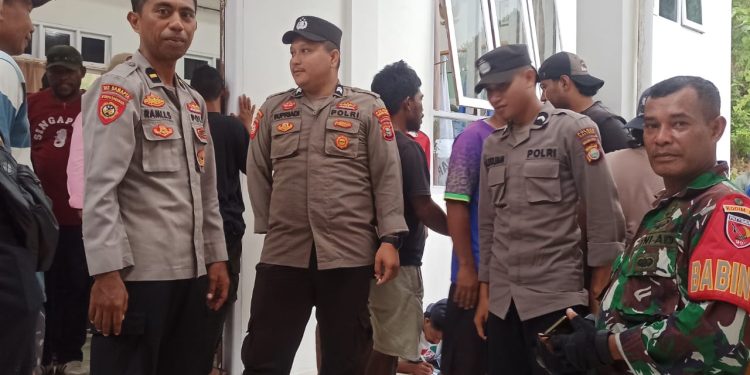 Tim Gabungan Polres Halteng dan TNI Amankan Pleno PPK Patani Utara