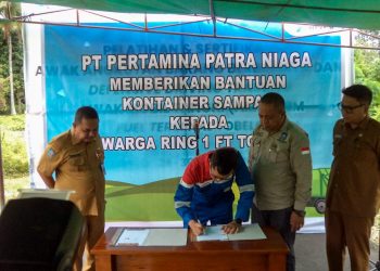 Pertamina Patra Niaga Regional Papua Maluku Serahkan Bantuan Kontainer Sampah ke Warga Ring 1 FT Tobelo