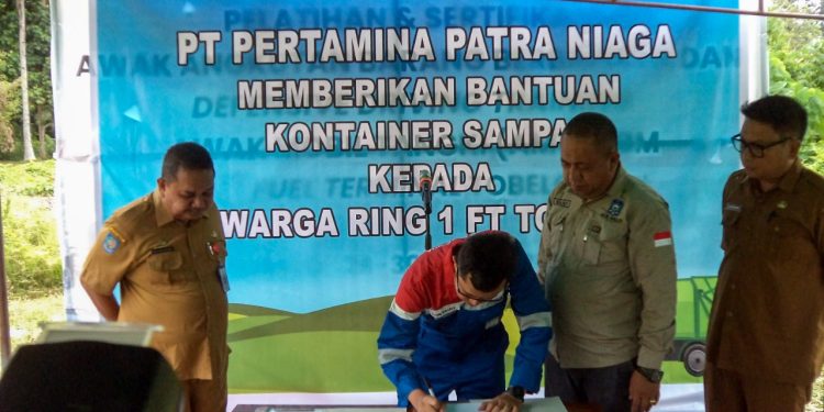 Pertamina Patra Niaga Regional Papua Maluku Serahkan Bantuan Kontainer Sampah ke Warga Ring 1 FT Tobelo