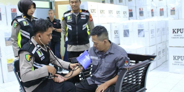 Pasca Pemungutan Suara, Polda Maluku Utara Keliling berikan Bantuan Kesehatan