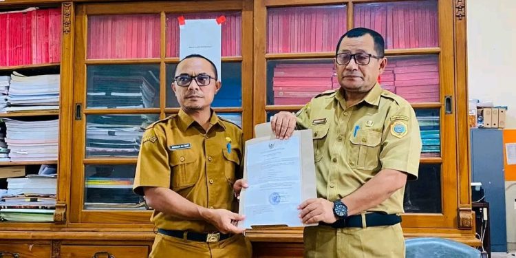 Sekkab Serahkan SK, Arman Alting Jabat Plt Kaban BKPSDM Halteng