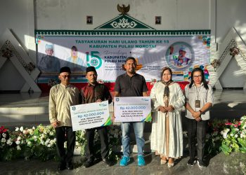 Pj Bupati Umar Ali Serahkan Santunan BPJS Ketenagakerjaan kepada Ahli Waris Aparat Desa