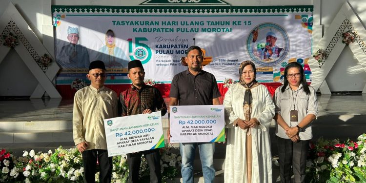 Pj Bupati Umar Ali Serahkan Santunan BPJS Ketenagakerjaan kepada Ahli Waris Aparat Desa