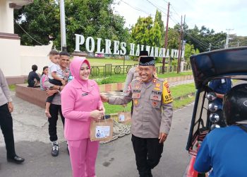 Polres Halmahera Utara Bersama Bhayangkari Bagi-Bagi Takjil Gratis