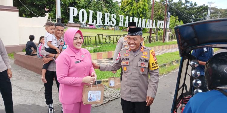Polres Halmahera Utara Bersama Bhayangkari Bagi-Bagi Takjil Gratis