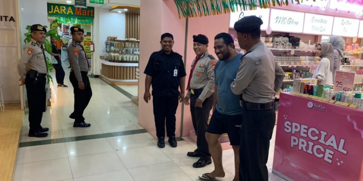 Patroli Dit Pam Ovit Polda Malut Jaga Keamanan di Pusat Perbelanjaan Selama Bulan Ramadhan