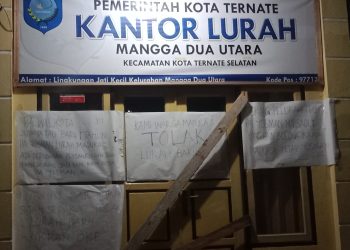 Palang Kantor Lurah, Warga Minta Wali Kota Ternate Kembalikan Lurah Yosman Marsaoly