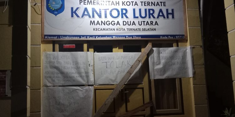 Palang Kantor Lurah, Warga Minta Wali Kota Ternate Kembalikan Lurah Yosman Marsaoly