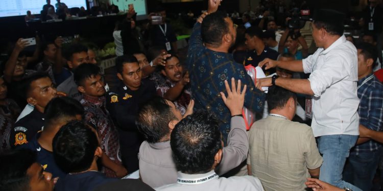 Pleno KPU Maluku Utara Diwarnai Kericuhan
