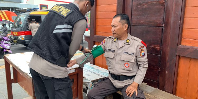 Pastikan Kesehatan Personel Operasi Ketupat Kie Raha 2024 Biddokkes Rutin Periksa Kesehatan di Lapangan