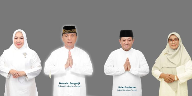 Pj Bupati Halteng Sholat Idulfitri di Masjid Agung Darussalam dan Sekkab di Masjid Tua