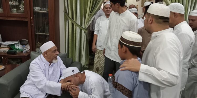 Idul Fitri 1445 Hijriah, Ribuan Umat Islam Padati Kediaman Habib Abubakar