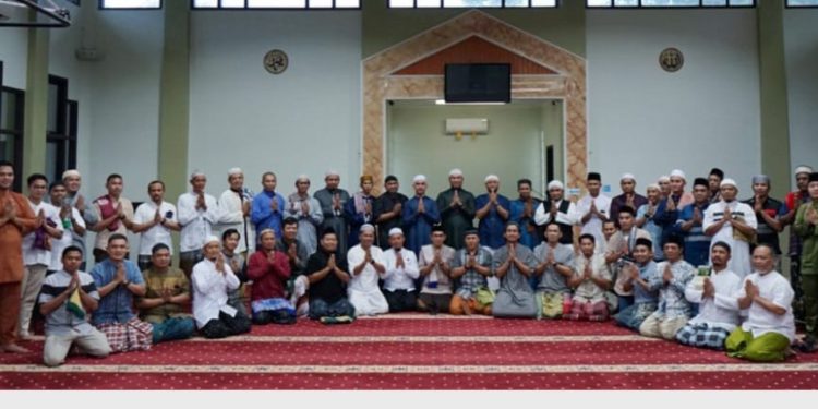 Karyawan PT NHM Gelar Halal Bihalal Usai Salat Id Idul Fitri di Site Gosowong