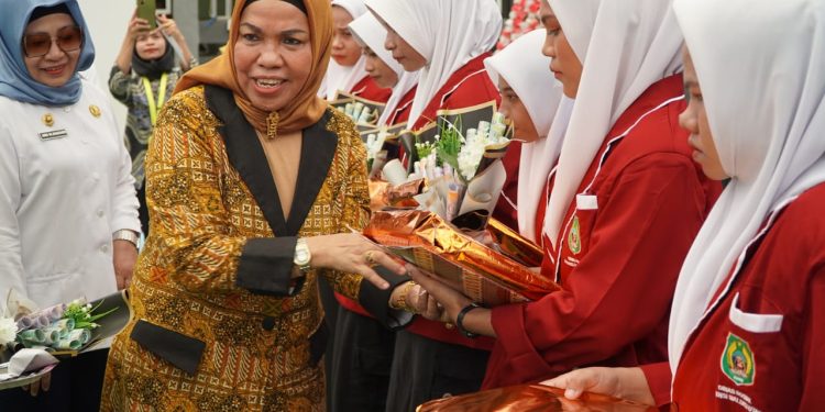 Ketua TP PKK Malut Serahkan Santunan ke Anak Asuh Panti Budi Sentosa dan Rumah Sejahtera