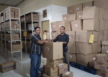 Personel Kodim dan BPBD Salurkan Masker di Warga Terdampak Erupsi Gunung Ibu