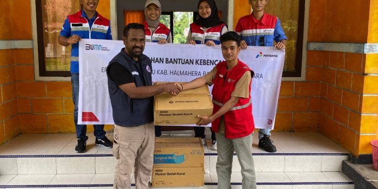Peduli Bencana Gunung Ibu di Halbar, Pertamina Papua Maluku Bagikan 3000 Masker ke Masyarakat Terdampak Abu Vulkanik
