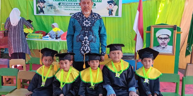 TK Alkhairat Tobelo Wisudakan 76 Santri dan Santriwati