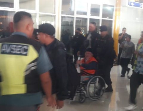 Pakai Rompi Tahanan KPK, Tersangka AGK Tiba di Ternate Untuk Disidangkan Besok