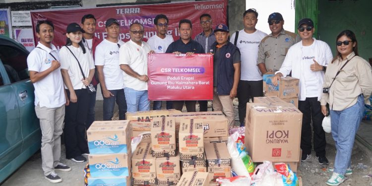 Peduli Korban Erupsi Gunung Ibu di Halmahera Barat, Telkomsel Branch Ternate Salurkan CSR