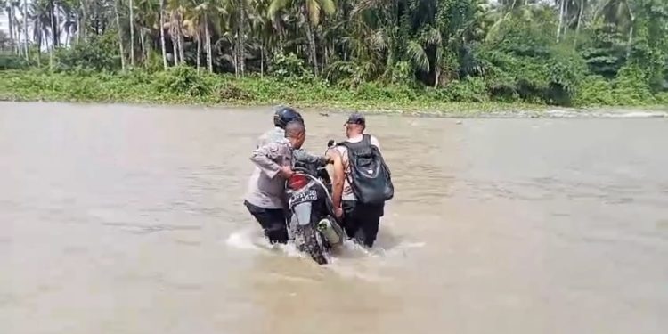 Gotong Royong di Musim Penghujan, Kisah Inspiratif Bhabinkamtibmas Desa Kou, Bripka Syahril