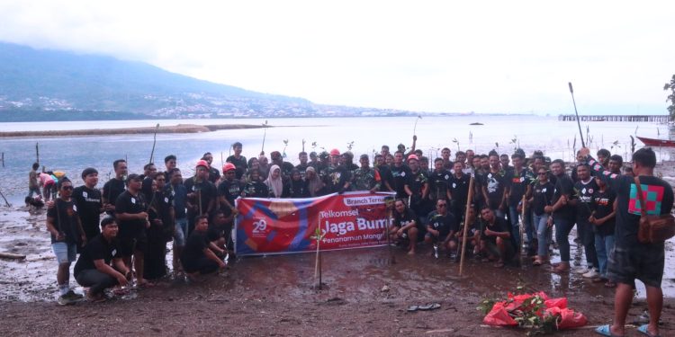Telkomsel Ternate Maknai HUT Telkomsel ke-29 dengan Program CSR Jaga Bumi Penanaman Pohon Mangrove
