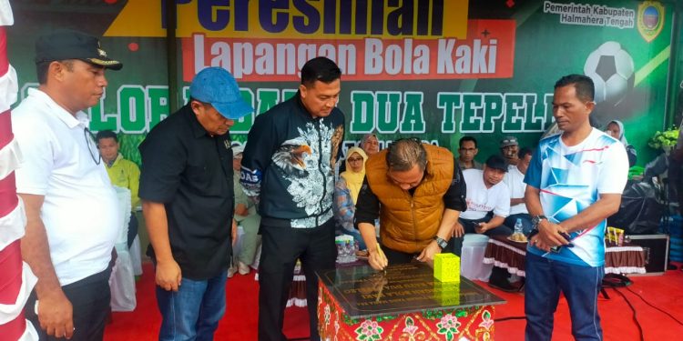 PJ Bupati Halteng Resmikan Lapangan Sepak Bola Gelora Batu Dua Tepeleo