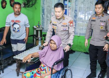 Peduli, Polda Malut Berikan Bantuan Kursi Roda bagi Penderita Stroke