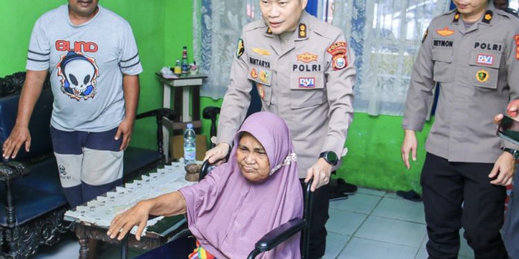 Peduli, Polda Malut Berikan Bantuan Kursi Roda bagi Penderita Stroke