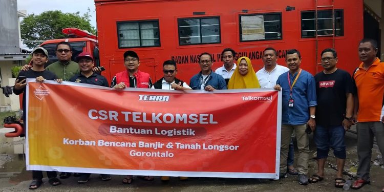 Telkomsel Salurkan CSR Bantuan Logistik untuk Korban Banjir dan Tanah Longsor di Gorontalo