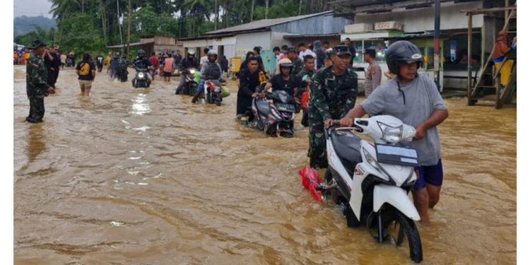 Tanggap Bencana, Polres Halteng Bantu Evakuasi Korban Banjir