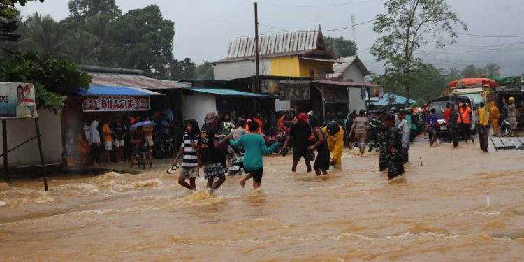 Personil TNI Kodim 1512/Weda Bantu Warga Terdampak Banjir di Jalan Lintas Weda Lelief