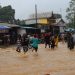 Personil TNI Kodim 1512/Weda Bantu Warga Terdampak Banjir di Jalan Lintas Weda Lelief