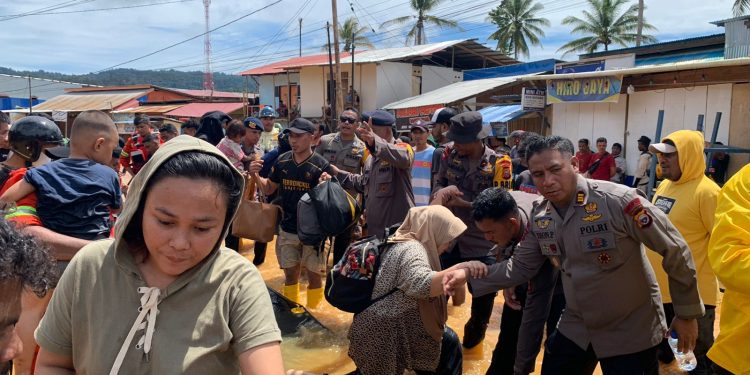 Banjir Melanda Halteng, Tim TNI/Polri dan BPBD Dikerahkan Evakuasi Korban Banjir