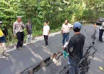 Polres Haltim Sigap Amankan Jalan Lintas Halmahera yang Longsor Akibat Hujan Deras