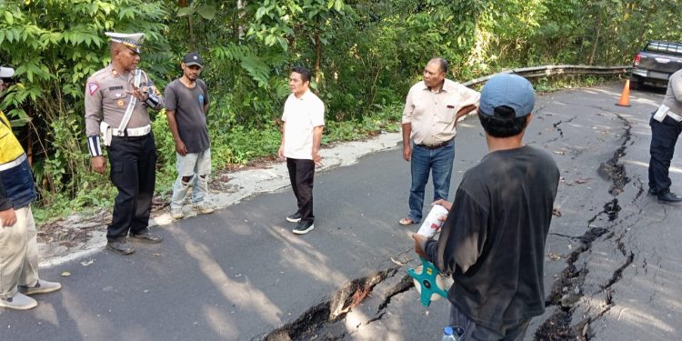 Polres Haltim Sigap Amankan Jalan Lintas Halmahera yang Longsor Akibat Hujan Deras