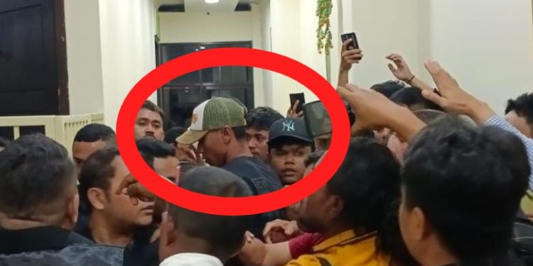 Oknum Polisi Diduga “Kawal” Saksi Eliya Siram Air ke Wartawan Saat Meliput