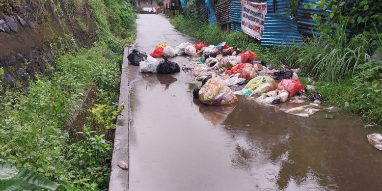 Jalan di Sejumlah Kawasan Toboleu Dipenuhi Sampah