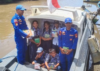 Perpustakaan Terapung Polairud: Menyebarkan Ilmu dan Literasi di Pesisir Halteng