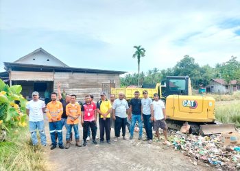 Tim KS-UR PT NHMBersihkan dan Buat Penampungan Sampah Pasar Malifut