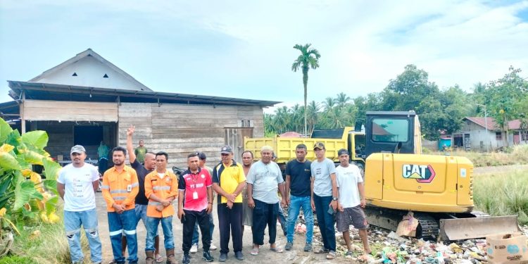 Tim KS-UR PT NHMBersihkan dan Buat Penampungan Sampah Pasar Malifut
