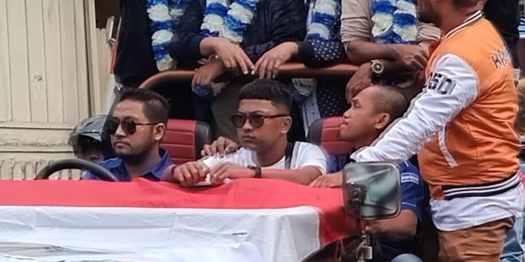 Ribuan Pendukung dan Simpatisan Sambut Kedatangan Tauhid Soleman-Nasri di Bandara Sultan Babullah