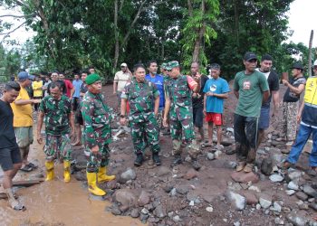Jajaran Korem 152/Baabullah Berjuang Evakuasi Korban Banjir Bandang di Ternate