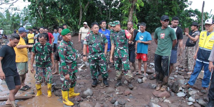 Jajaran Korem 152/Baabullah Berjuang Evakuasi Korban Banjir Bandang di Ternate