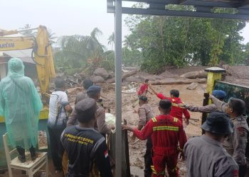 Peduli Korban Banjir di Ternate, Haji Robert Beri Bantuan